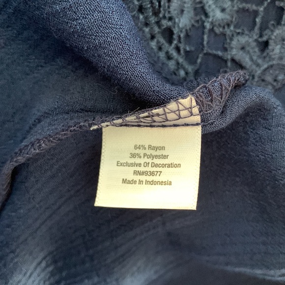 St. John’s Bay NWT Hi-Low Hemline Floral Embroidery Womens Size L Pleated Blouse - Picture 15 of 15